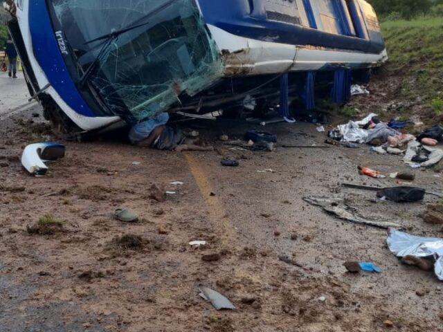 Five Killed In Horrific R33 Crash