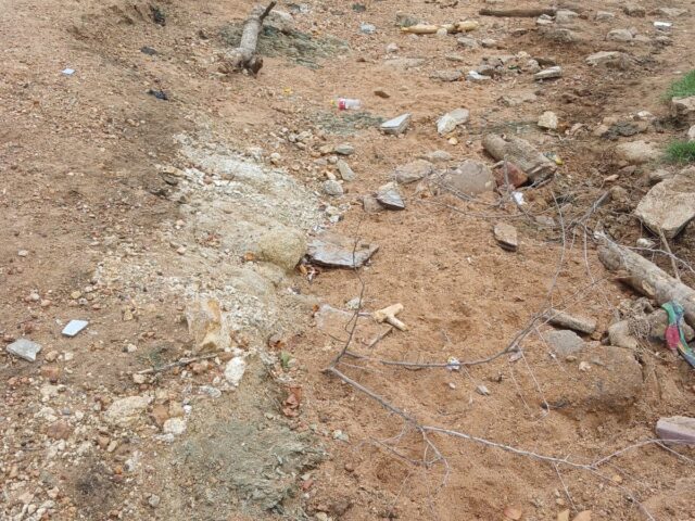 Maweni graveyard road in crisis